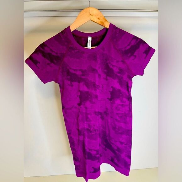 Excellent used like new- Athleta Tee - XS- will fit small - Picture 2 of 2